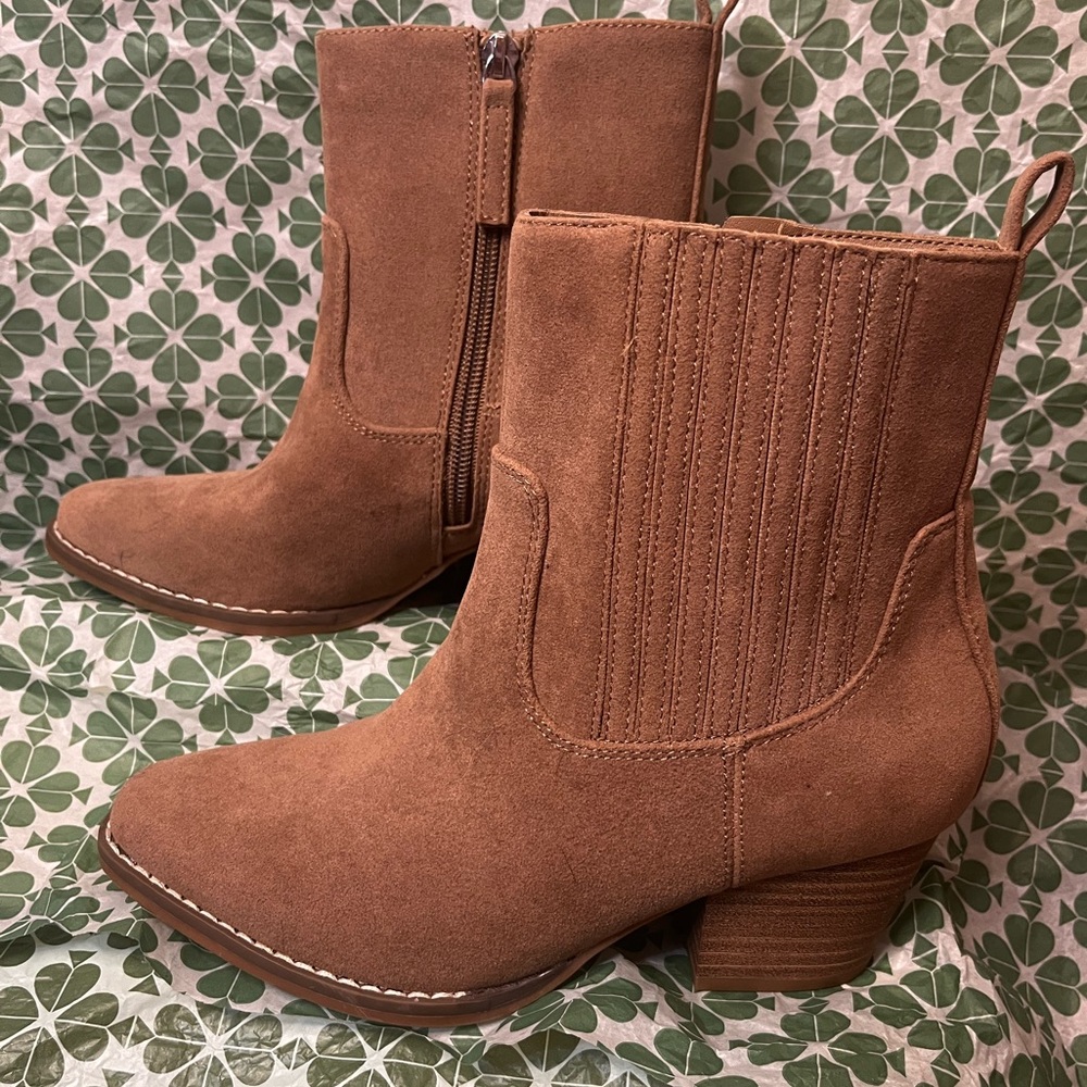 NWOT Woman’s Tan Boots w/ Impeccable Stitching, Expandable Ankle !!